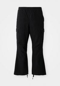 Zwarte cargobroek met een elastische tailleband, uitgerust met zijzakken en flared pijpen met ritssluitingen bij de manchetten, weergegeven tegen een witte achtergrond.