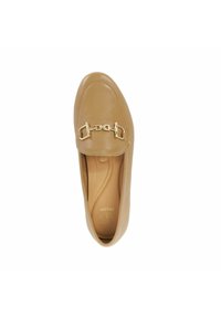 Tan leren loafers met een ronde neus, voorzien van een gouden hardware accent over de wreef. De binnenzool is glad en contoured.