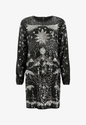 Abito nero con paillettes, caratterizzato da intricate decorazioni argentate che rappresentano motivi celestiali, con maniche lunghe e scollatura rotonda.