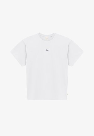 Λευκό κοντομάνικο μπλουζάκι με στρογγυλή λαιμόκοψη, με μικρό ναυτικό μπλε λογότυπο στο κέντρο του στήθους και μπεζ ετικέτα στη ραφή αριστερά.