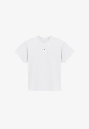 Lühikeste varrukatega valge ümara kaelusega t-särk, mille rinnal on väike tumesinine logo ja vasakul küljetikandil beež silt.