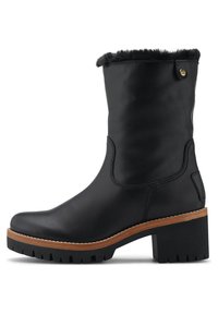 Botín negro de cuero con un forro de piel sintética en la parte superior, tacón grueso y suela de goma con un patrón dentado.