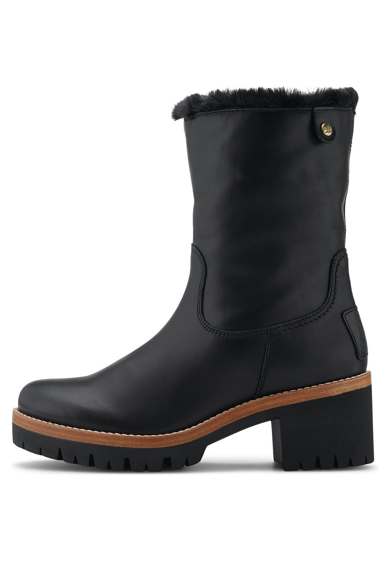 Botín negro de cuero con un forro de piel sintética en la parte superior, tacón grueso y suela de goma con un patrón dentado.