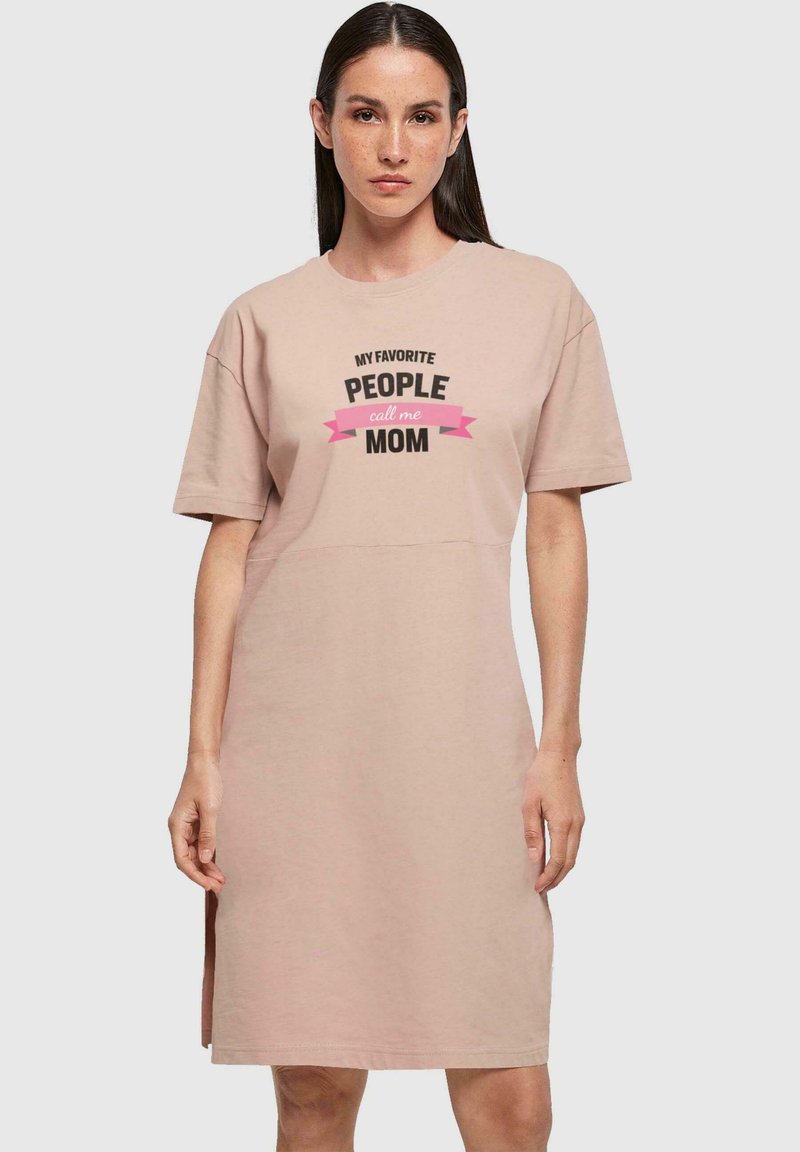 Merchcode MOTHERS DAY - MY FAVORITE PEOPLE CALL ME MOM - Vardagsklänning - duskrose