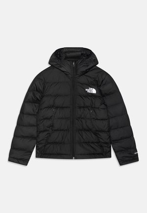 Sort puffer-jakke med lynlås foran og hætte. Har quiltet tekstur, to forlommer og et hvidt logo på venstre bryst.