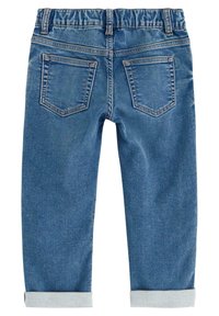 Denim jeans met een blauwe wassing, elastische tailleband, twee achterzakken en opgerolde mouwen. Klassiek vijf-pocket ontwerp, zachte textuur.