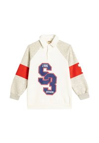 Camisa de polo de manga larga blanca y gris con un acento rojo en las mangas, que presenta un gran número "3" azul y el texto "1986 DIVISION" impreso en la parte frontal.