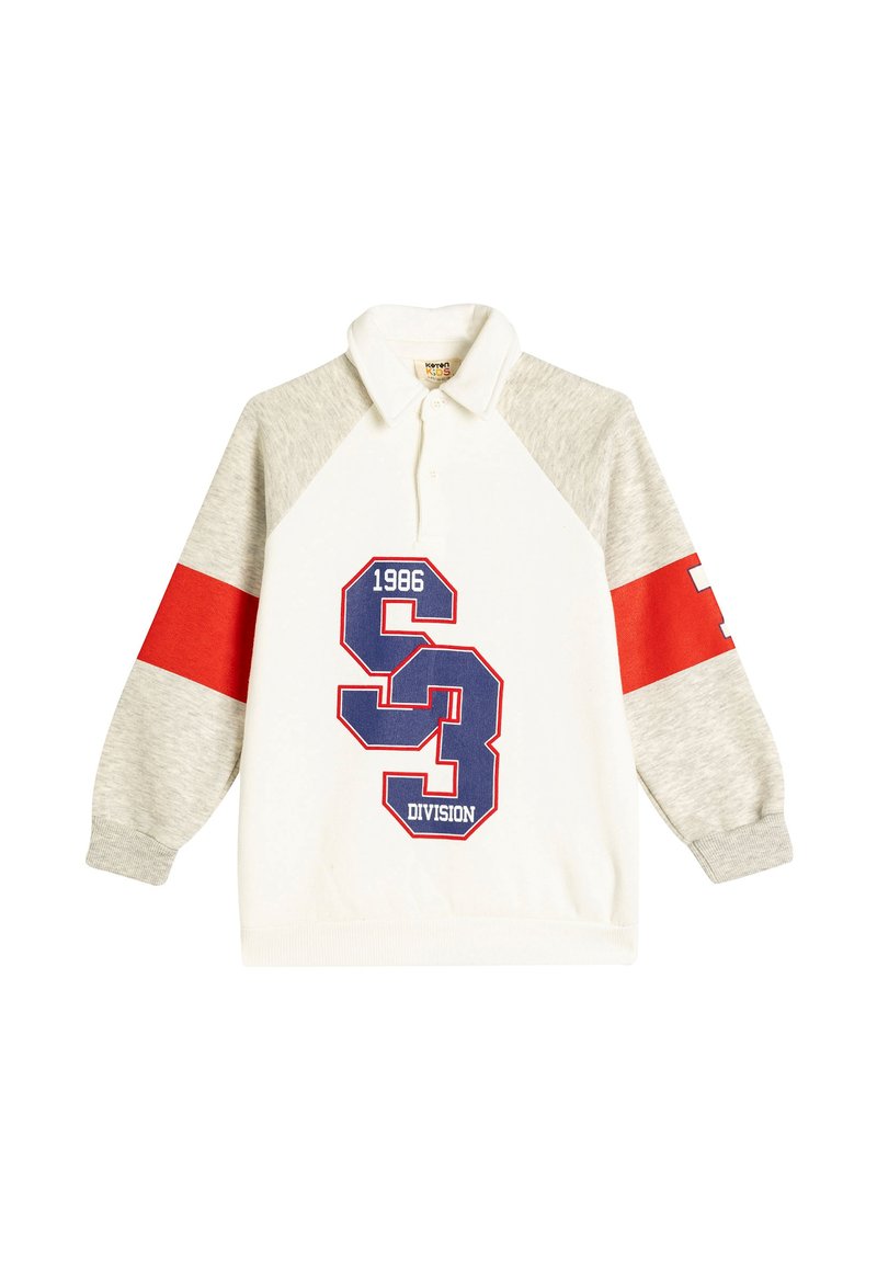Camisa de polo de manga larga blanca y gris con un acento rojo en las mangas, que presenta un gran número "3" azul y el texto "1986 DIVISION" impreso en la parte frontal.