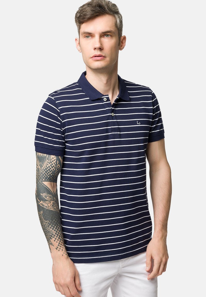 Granatowa koszulka polo z białymi poziomymi paskami, krótki rękaw i kołnierz, z małym logo na lewej piersi.