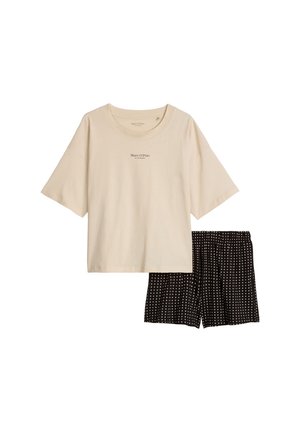 Beiges, kurzärmeliges, übergroßes T-Shirt mit kleinem Marc O'Polo-Logo, kombiniert mit schwarzen Shorts mit elastischem Bund und weißen Punkten.