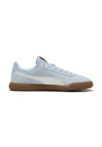 Zapatillas de ante azul claro con una franja de cuero blanco. Suela de goma redondeada en marrón. Diseño clásico con cordones y cuello acolchado.