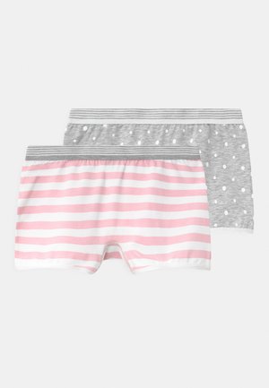 Paket mit zwei Paar Boyshorts: eine pink-weiß gestreift und die andere grau mit weißen Punkten. Beide haben einen grauen gestreiften Bund.