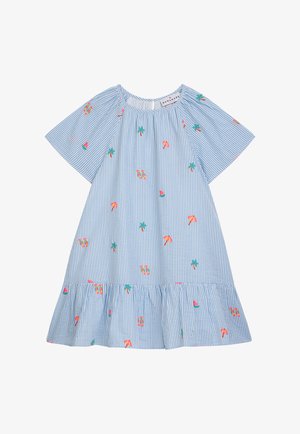 Hellblaues, gestreiftes Kleid mit kurzen Ärmeln, verziert mit bunten Stickereien von Palmen, Flip-Flops und Wassermelonen. Gestuftes, gerafftes Saumende.