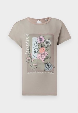 T-shirt taupe à manches courtes avec un design artistique floral en ligne et du texte. Détail au dos en forme de clé et texture de tissu douce. Ajustement léger et décontracté.