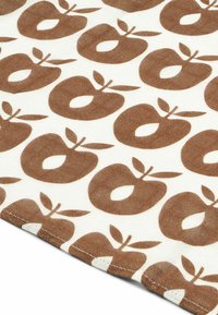 Motif de pommes brunes sur un tissu crème avec des feuilles, présentant une texture lisse et un bord cousu étroit. Motif répétitif dans l'ensemble.