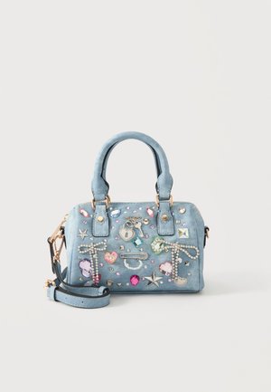 Kleine blaue Handtasche mit doppelten Griffen, abnehmbarem Schulterriemen und bunten Schmuckverzierungen, darunter Schleifen, Herzen, Sterne und Schlösser.