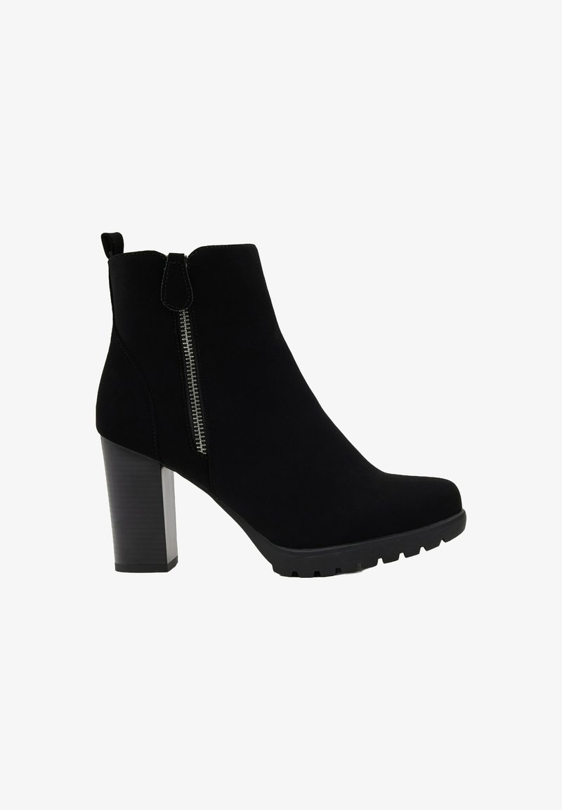 Botín negro de ante, con cremallera lateral, tacón alto en forma de cono y suela de goma texturizada con un patrón de tacos.