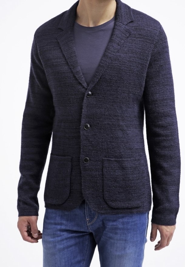 Mörkblå stickad kofta med strukturerad yta, med slagkrage, tre knappar och två framfickor.