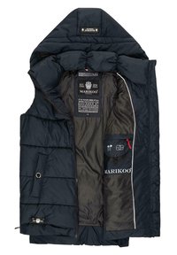 Veste rembourrée bleue avec capuche, dotée d'une fermeture éclair, de poches intérieures et d'un logo. Le tissu a une texture lisse ; motif matelassé visible.