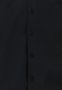 Camisa negra de botonadura con un tejido suave, siete botones en el frente y un diseño de cuello clásico.