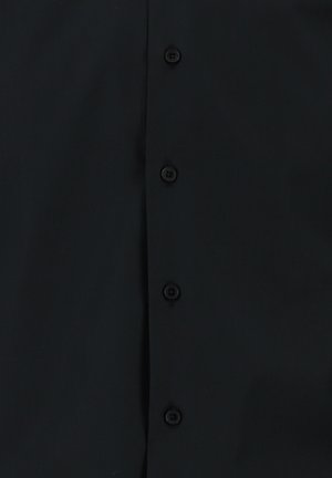 Camisa negra de botonadura con un tejido suave, siete botones en el frente y un diseño de cuello clásico.