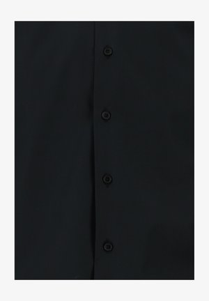 Czarna koszula zapinana na guziki z gładką teksturą materiału, siedmioma guzikami z przodu oraz klasycznym wzorem kołnierzyka.