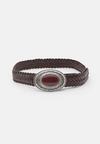 Bracelet en cuir tressé marron avec un fermoir ovale en argent, comportant une pierre de grenat centrale et des accents de motifs de feuilles élaborés.