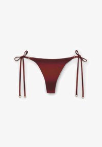 Parte inferior de bikini burdeos con lazos laterales delgados que terminan en pequeños anillos de metal sobre un fondo blanco.
