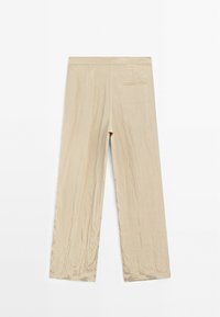 Pantalon beige à jambes larges avec une poche passepoilée à l'arrière et une ceinture lisse, présenté à plat sur un fond blanc.