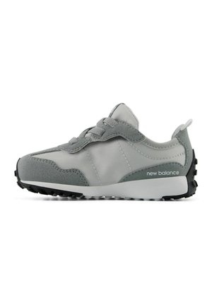 Grå New Balance sneaker med overdel i ruskind og mesh, snøredesign og sort gummisål med grebsmønster.