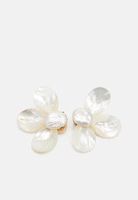 Pendientes florales blancos hechos de un material de concha texturizada, con formas de pétalos en capas y un acabado brillante con herrajes en tono dorado.