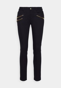 Musta kapealahkeiset farkut, valmistettu puuvillasekoitemateriaalista, joissa kultaiset vetoketjut etutaskuissa, viisi taskua ja istuva siluetti.