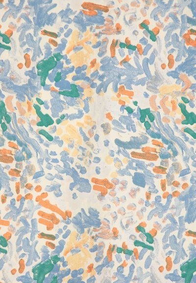 Motif abstrait avec des coups de pinceau dispersés en bleu, orange, vert et beige sur un fond blanc.