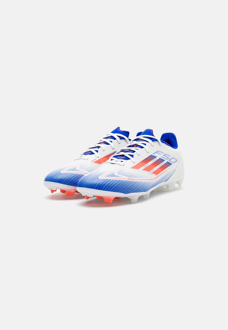 Weiß-blaue Fußballschuhe mit roten Akzenten, ausgestattet mit einem strukturierten, gestreiften Obermaterial, Schnürung und sechs geformten Stollen an der Sohle.