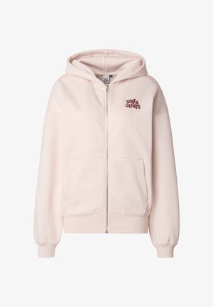 Lichtroze zip-up hoodie gemaakt van zachte, gestructureerde stof. Voorzien van een voorzak en het "Salt & Olives"-logo in donkerrood op de linkerborst.