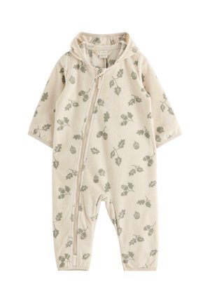 Babydragt i cremefarvet fleece med hætte, skrå lynlås og gråt egern- og bladmønster over det hele.