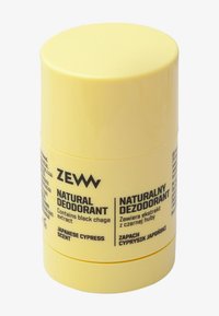 Żółty cylindryczny naturalny dezodorant w sztyfcie ZEW z czarnym ekstraktem chagi, zapach cyprysu japońskiego, dwujęzyczny tekst w języku angielskim i polskim na etykiecie.