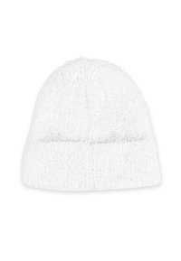 Witte donzige gebreide muts met een opgerolde rand, plat weergegeven op een witte achtergrond.