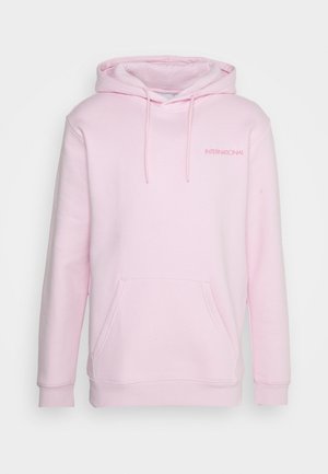 Felpa rosa in cotone con tasca frontale, cappuccio con cordino e scritta "INTERNATIONAL" ricamata in bianco sul lato sinistro del petto.
