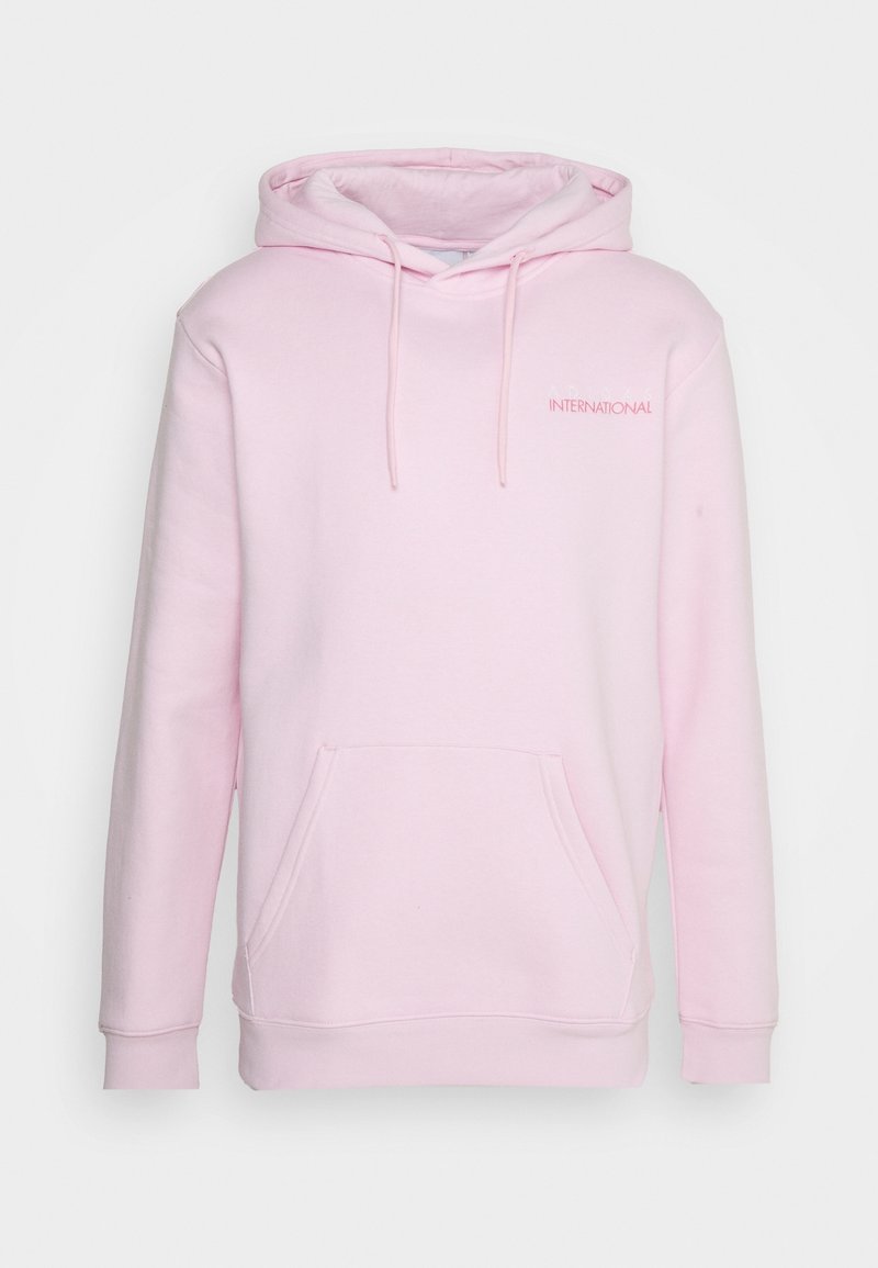 Roze katoenen hoodie met een voorzak, capuchon met trekkoord en "INTERNATIONAL" geborduurd in het wit op de linkerkant van de borst.