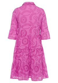 Różowa sukienka z warstwowym wzorem, haftowanymi kwiatowymi motywami i rękawami dzwonami. Wykonana z lekkiego, oddychającego materiału.