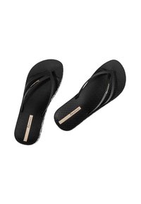 Chanclas negras de goma, con suelas texturizadas, tiras planas y un acento dorado en la plantilla con el nombre de la marca.