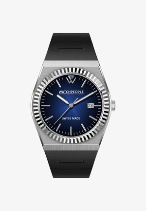 Sidabrinis nerūdijančio plieno laikrodis su mėlynu ciferblatu, pažymėtas 'SWISS MADE', ir sidabriniais valandų žymenimis. Juodos gumos dirželis su stačiakampiais sąsagomis.