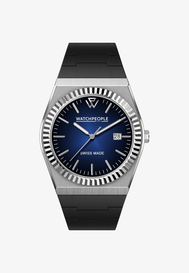 Sidabrinis nerūdijančio plieno laikrodis su mėlynu ciferblatu, pažymėtas 'SWISS MADE', ir sidabriniais valandų žymenimis. Juodos gumos dirželis su stačiakampiais sąsagomis.