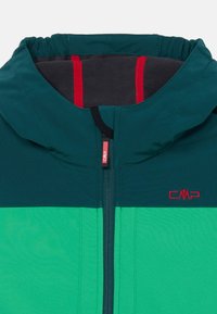 Veste à capuche avec un design bicolore en bleu sarcelle et vert vif, avec une fermeture éclair et des accents rouges à l'intérieur et sur le logo.