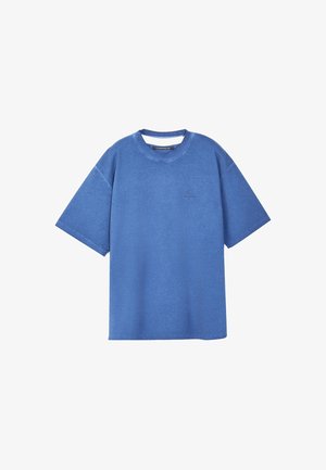 Blauw T-shirt met korte mouwen en ronde hals, met een klein logo op de linkerborst en een label aan de binnenkant van de kraag.