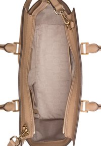 Lys beige lædertaske med dobbelt lynlåsrum, glat tekstur, hardware i guld-tone og foret med logo-mønster.