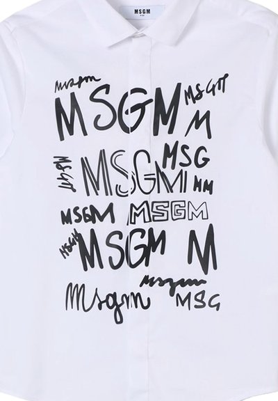 Camicia bianca con una varietà di stili tipografici neri che riportano la scritta "MSGM". Maniche corte, design con colletto e chiusura con bottoni. Texture liscia.
