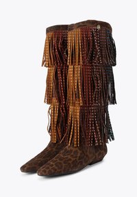 Stivali al ginocchio con un design a stampa leopardata, frange a strati in diverse tonalità di marrone e decorazioni di borchie colorate.