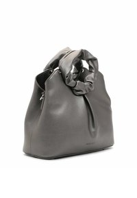 Borsa a tracolla in simile pelle grigia con manico annodato, texture liscia e cerniera esterna. Presenta un design minimalista e una forma morbida.
